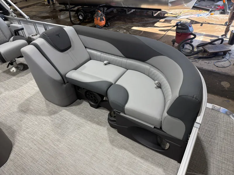 Slide: The Image of Tahoe LTZ 2385 Quad Lounge Shift SS & Honda 4-Stroke EFI 2026 - 10