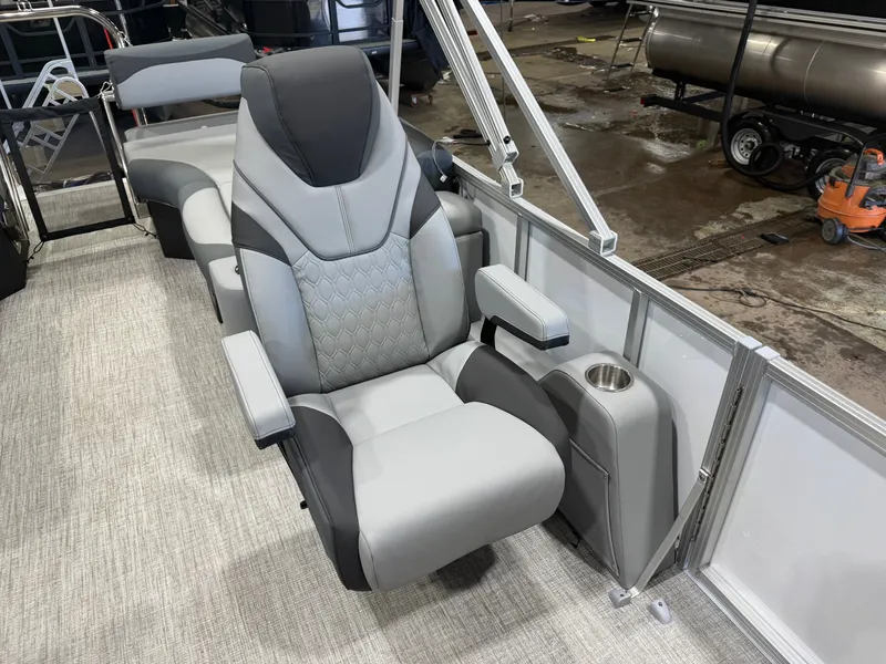 Slide: The Image of Tahoe LTZ 2385 Quad Lounge Shift SS & Honda 4-Stroke EFI 2026 - 11