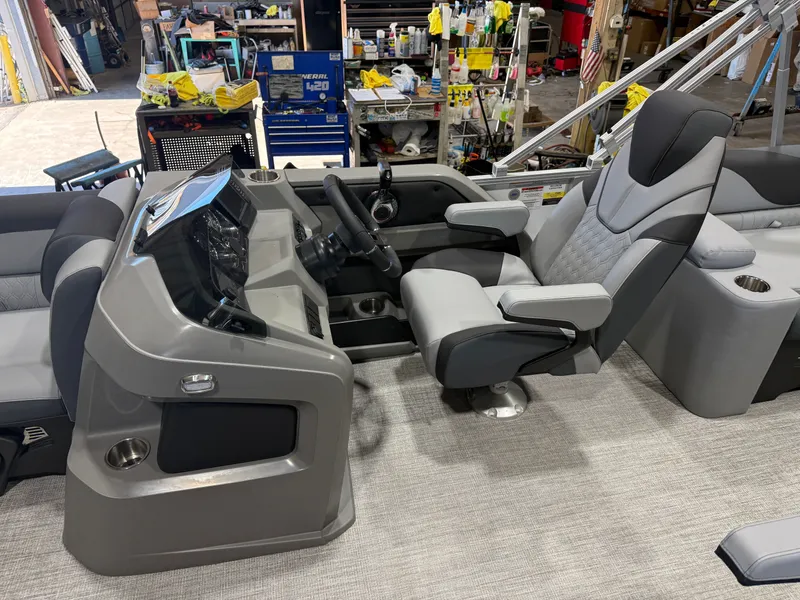 Slide: The Image of Tahoe LTZ 2385 Quad Lounge Shift SS & Honda 4-Stroke EFI 2026 - 12