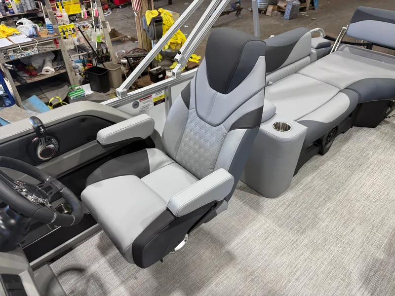 Slide: The Image of Tahoe LTZ 2385 Quad Lounge Shift SS & Honda 4-Stroke EFI 2026 - 13