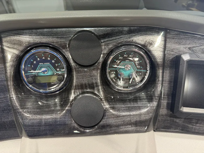 Slide: The Image of Tahoe LTZ 2385 Quad Lounge Shift SS & Honda 4-Stroke EFI 2026 - 16