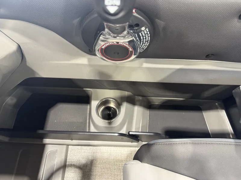 Slide: The Image of Tahoe LTZ 2385 Quad Lounge Shift SS & Honda 4-Stroke EFI 2026 - 18