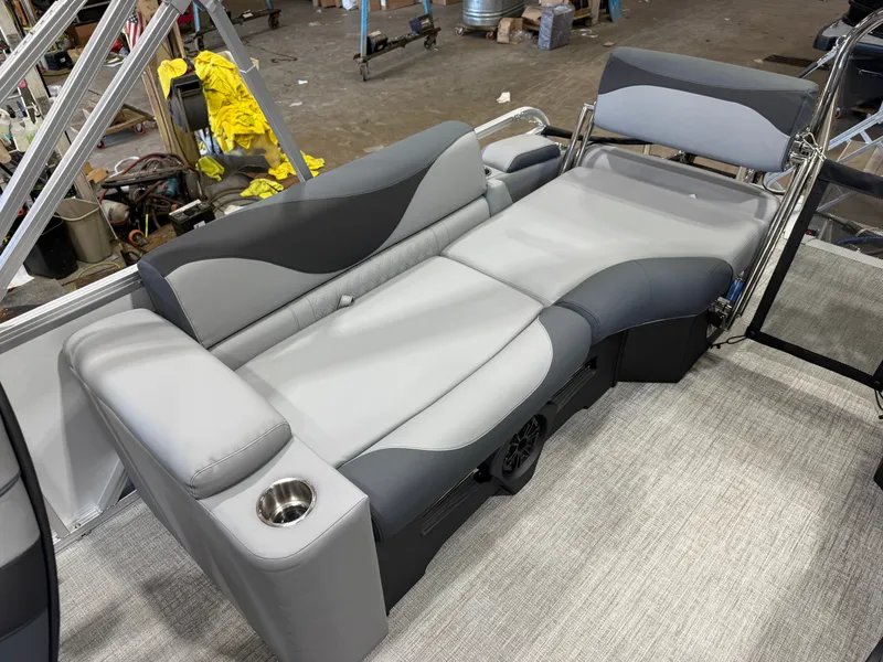 Slide: The Image of Tahoe LTZ 2385 Quad Lounge Shift SS & Honda 4-Stroke EFI 2026 - 20