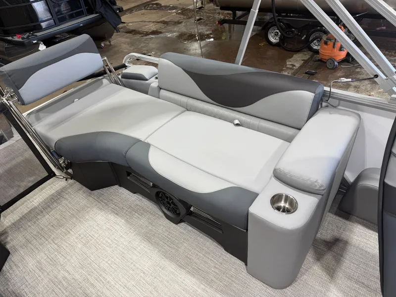Slide: The Image of Tahoe LTZ 2385 Quad Lounge Shift SS & Honda 4-Stroke EFI 2026 - 21
