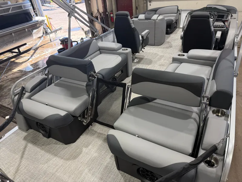 Slide: The Image of Tahoe LTZ 2385 Quad Lounge Shift SS & Honda 4-Stroke EFI 2026 - 24
