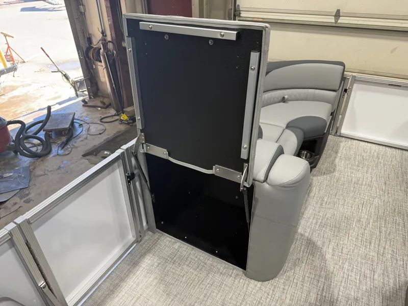 Slide: The Image of Tahoe LTZ 2385 Quad Lounge Shift SS & Honda 4-Stroke EFI 2026 - 28