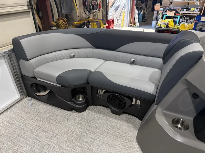 Slide: The Image of Tahoe LTZ 2385 Quad Lounge Shift SS & Honda 4-Stroke EFI 2026 - 30