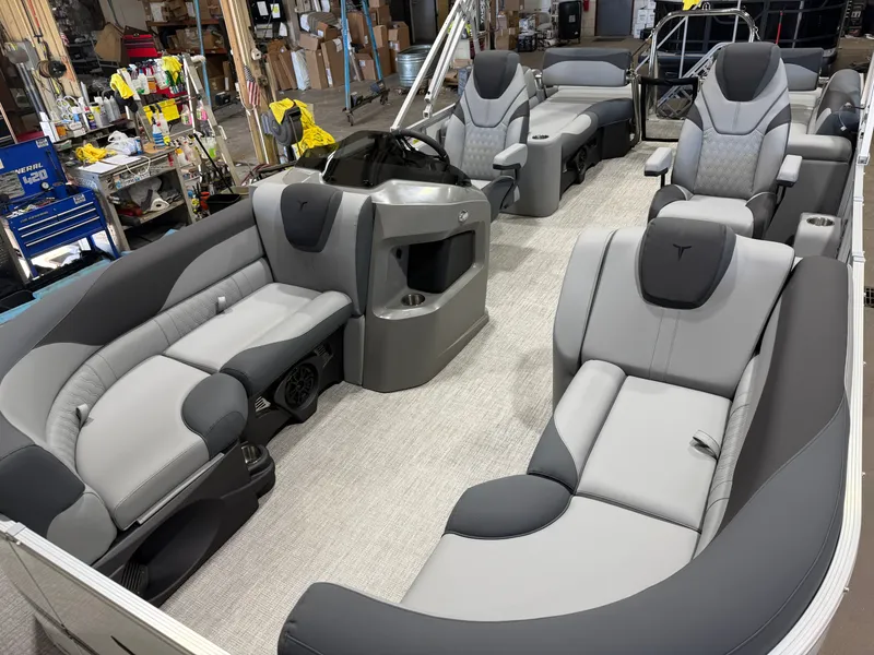 Slide: The Image of Tahoe LTZ 2385 Quad Lounge Shift SS & Honda 4-Stroke EFI 2026 - 31