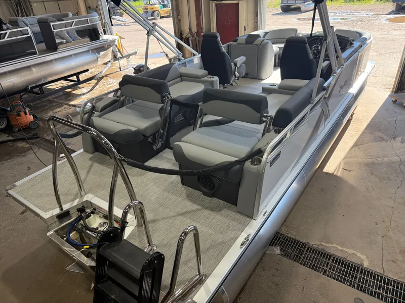 Slide: The Image of Tahoe LTZ 2385 Quad Lounge Shift SS & Honda 4-Stroke EFI 2026 - 47