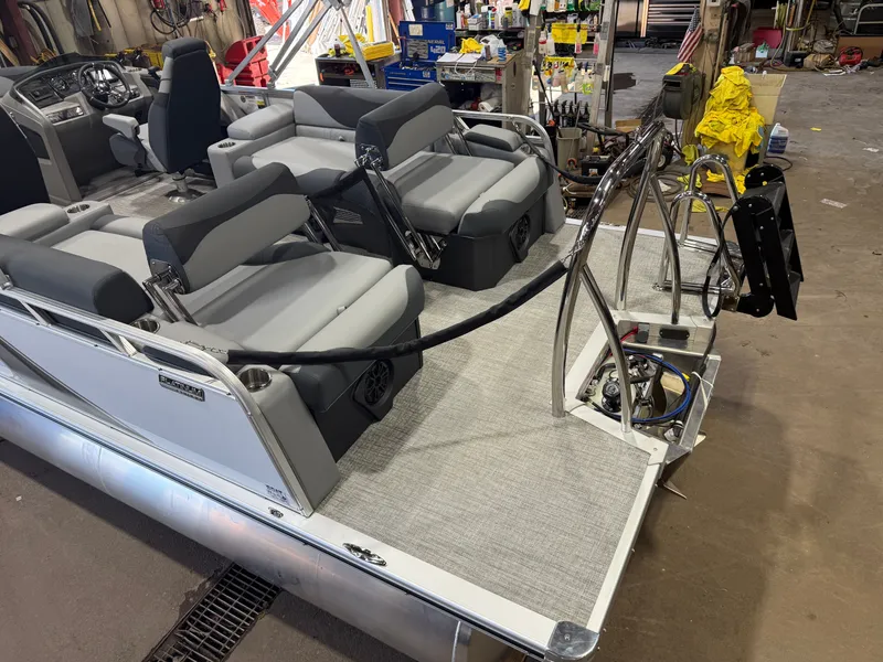Slide: The Image of Tahoe LTZ 2385 Quad Lounge Shift SS & Honda 4-Stroke EFI 2026 - 6