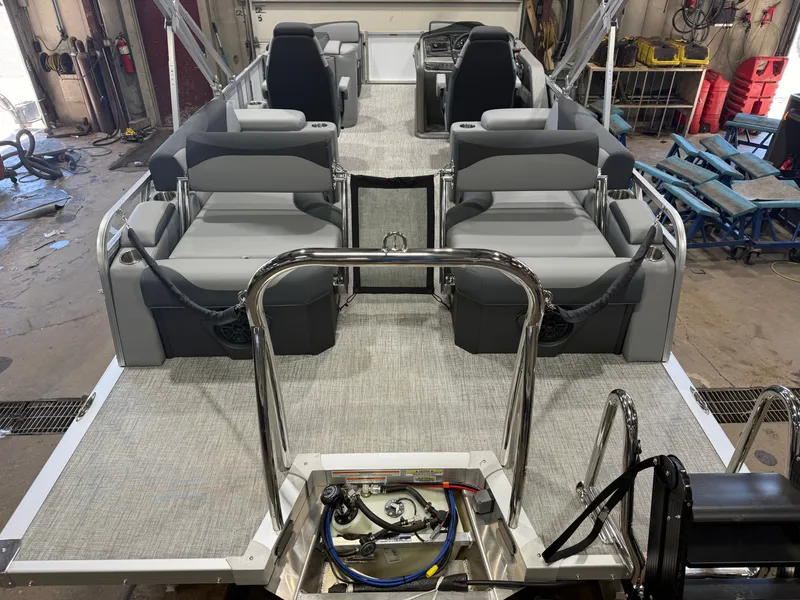 Slide: The Image of Tahoe LTZ 2385 Quad Lounge Shift SS & Honda 4-Stroke EFI 2026 - 7
