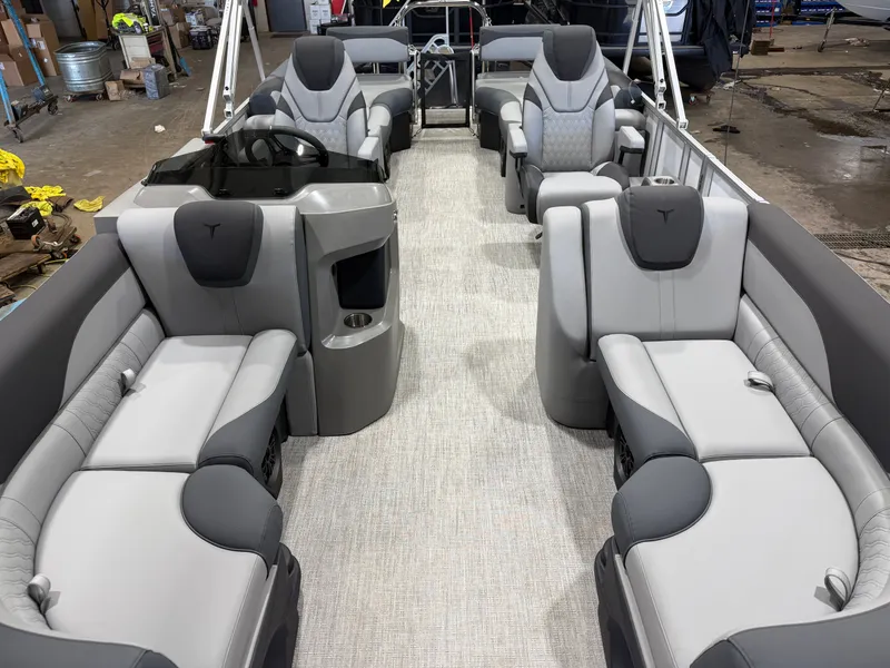 Slide: The Image of Tahoe LTZ 2385 Quad Lounge Shift SS & Honda 4-Stroke EFI 2026 - 8