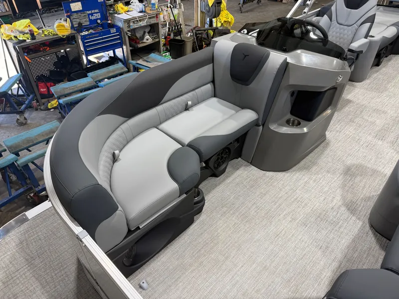 Slide: The Image of Tahoe LTZ 2385 Quad Lounge Shift SS & Honda 4-Stroke EFI 2026 - 9