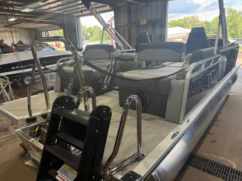 Slide: The Image of Tahoe LTZ 2385 Quad Lounge Shift SS & Honda 4-Stroke EFI 2026 - 44