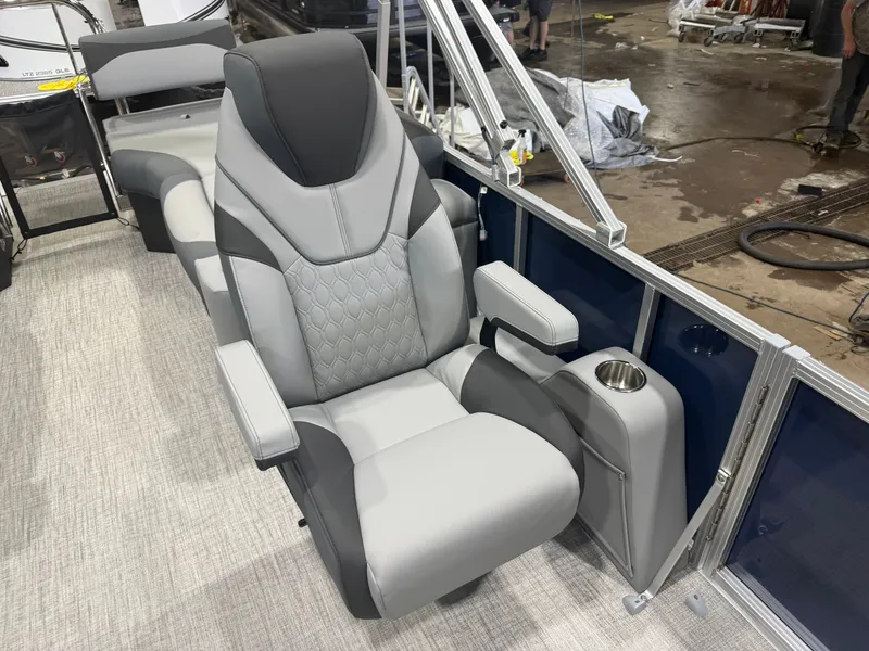 Slide: The Image of Tahoe LTZ 2385 Quad Lounge Shift SS & Honda 4-Stroke EFI 2026 - 11