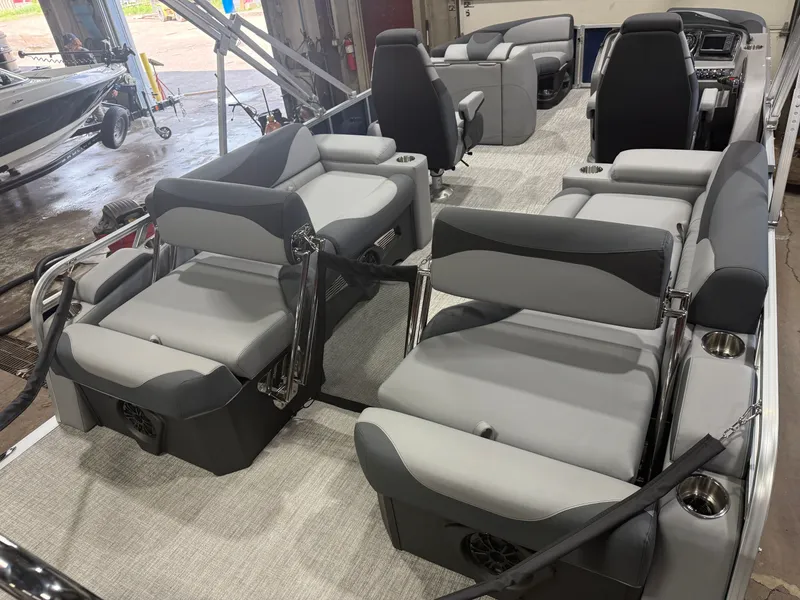 Slide: The Image of Tahoe LTZ 2385 Quad Lounge Shift SS & Honda 4-Stroke EFI 2026 - 22