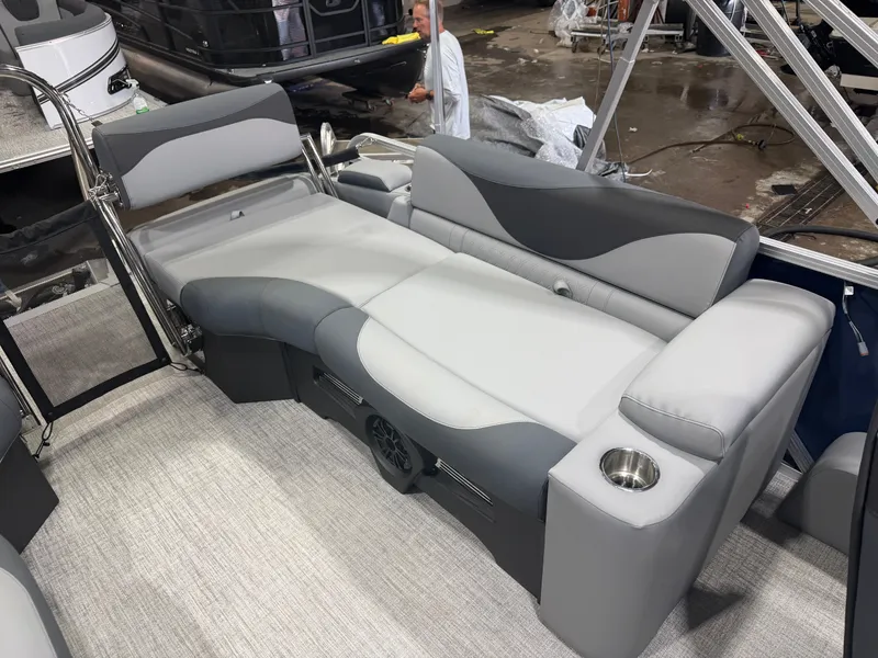 Slide: The Image of Tahoe LTZ 2385 Quad Lounge Shift SS & Honda 4-Stroke EFI 2026 - 21