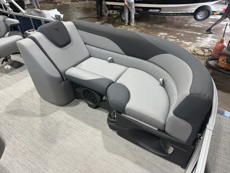 Slide: The Image of Tahoe LTZ 2385 Quad Lounge Shift SS & Honda 4-Stroke EFI 2026 - 10