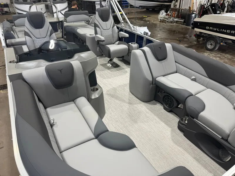 Slide: The Image of Tahoe LTZ 2385 Quad Lounge Shift SS & Honda 4-Stroke EFI 2026 - 32