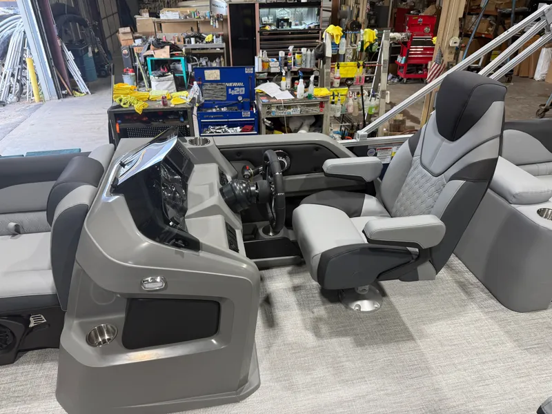 Slide: The Image of Tahoe LTZ 2385 Quad Lounge Shift SS & Honda 4-Stroke EFI 2026 - 12