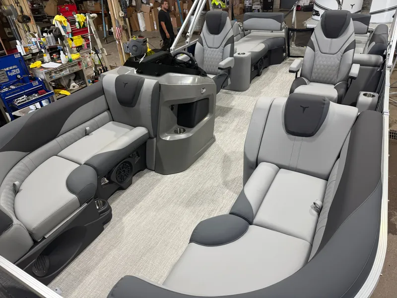 Slide: The Image of Tahoe LTZ 2385 Quad Lounge Shift SS & Honda 4-Stroke EFI 2026 - 31