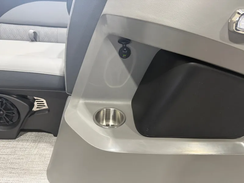 Slide: The Image of Tahoe LTZ 2385 Quad Lounge Shift SS & Honda 4-Stroke EFI 2026 - 30