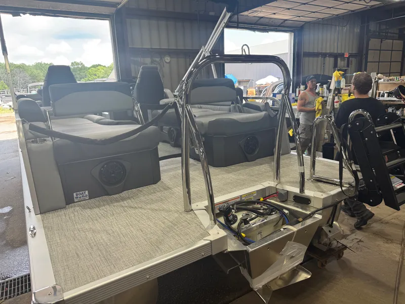 Slide: The Image of Tahoe LTZ 2385 Quad Lounge Shift SS & Honda 4-Stroke EFI 2026 - 39