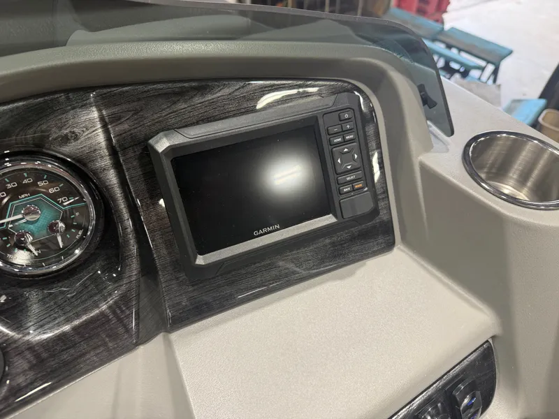 Slide: The Image of Tahoe LTZ 2385 Quad Lounge Shift SS & Honda 4-Stroke EFI 2026 - 17