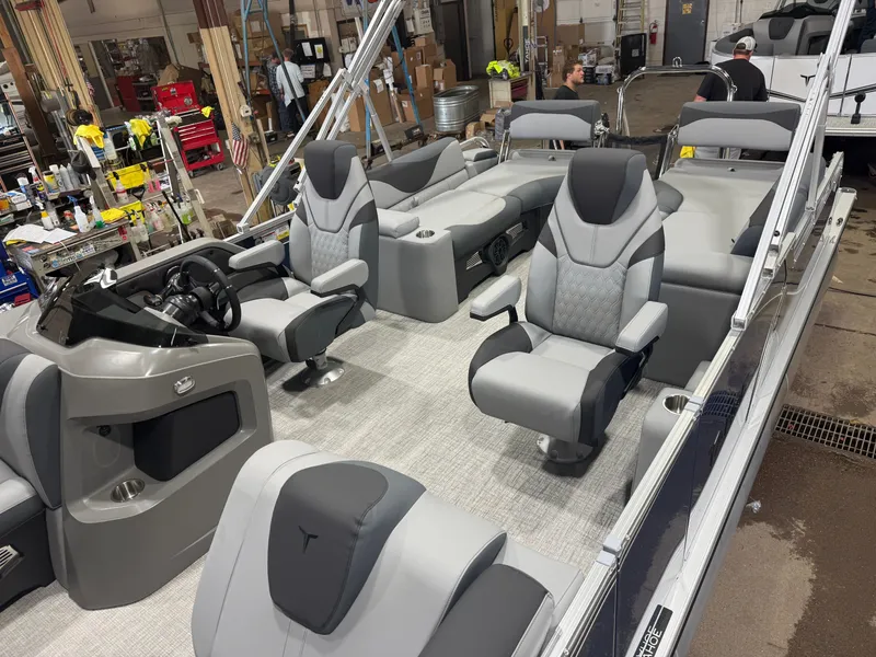 Slide: The Image of Tahoe LTZ 2385 Quad Lounge Shift SS & Honda 4-Stroke EFI 2026 - 3