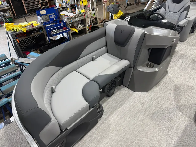 Slide: The Image of Tahoe LTZ 2385 Quad Lounge Shift SS & Honda 4-Stroke EFI 2026 - 9
