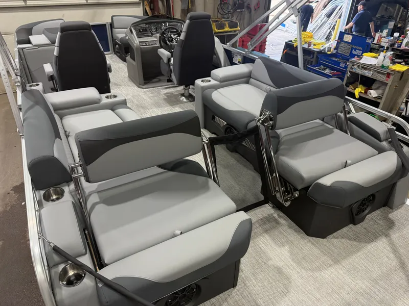 Slide: The Image of Tahoe LTZ 2385 Quad Lounge Shift SS & Honda 4-Stroke EFI 2026 - 23