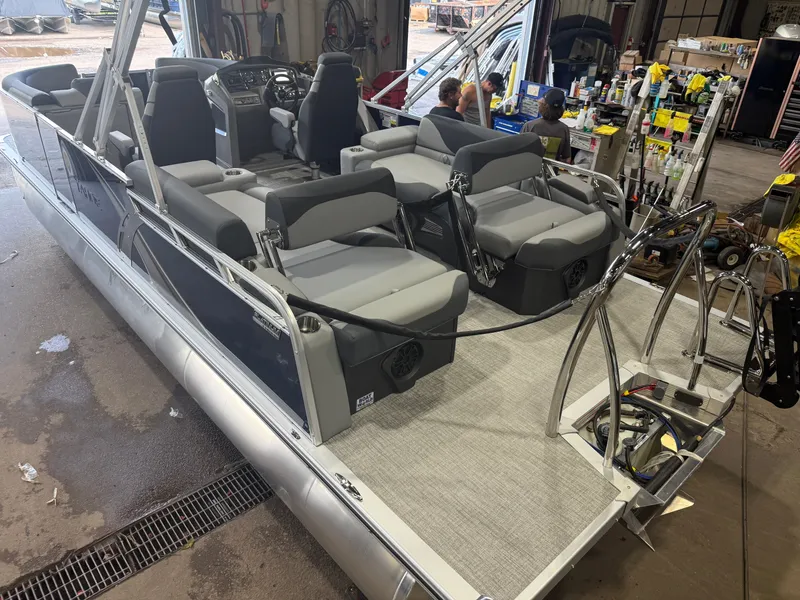 Slide: The Image of Tahoe LTZ 2385 Quad Lounge Shift SS & Honda 4-Stroke EFI 2026 - 45