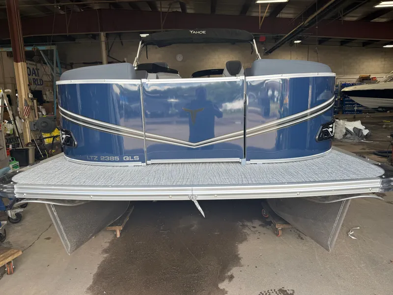 Slide: The Image of Tahoe LTZ 2385 Quad Lounge Shift SS & Honda 4-Stroke EFI 2026 - 34