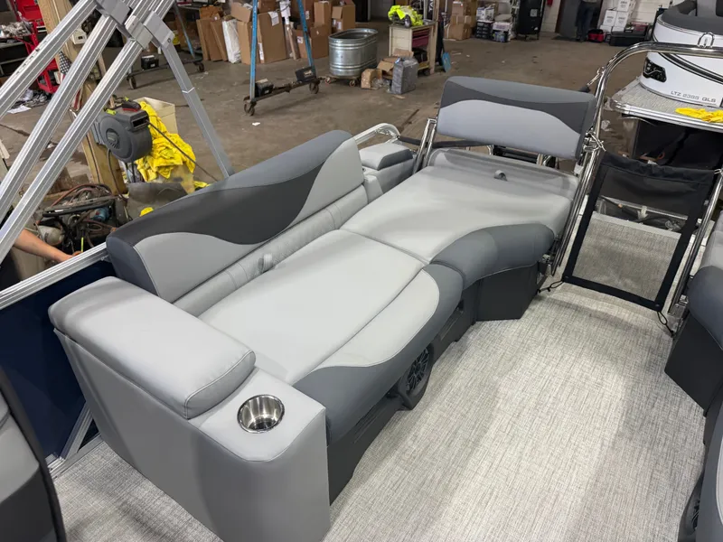 Slide: The Image of Tahoe LTZ 2385 Quad Lounge Shift SS & Honda 4-Stroke EFI 2026 - 20