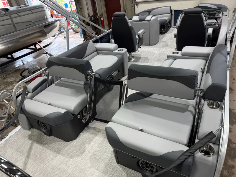Slide: The Image of Tahoe LTZ 2385 Quad Lounge Shift SS & Honda 4-Stroke EFI 2026 - 22