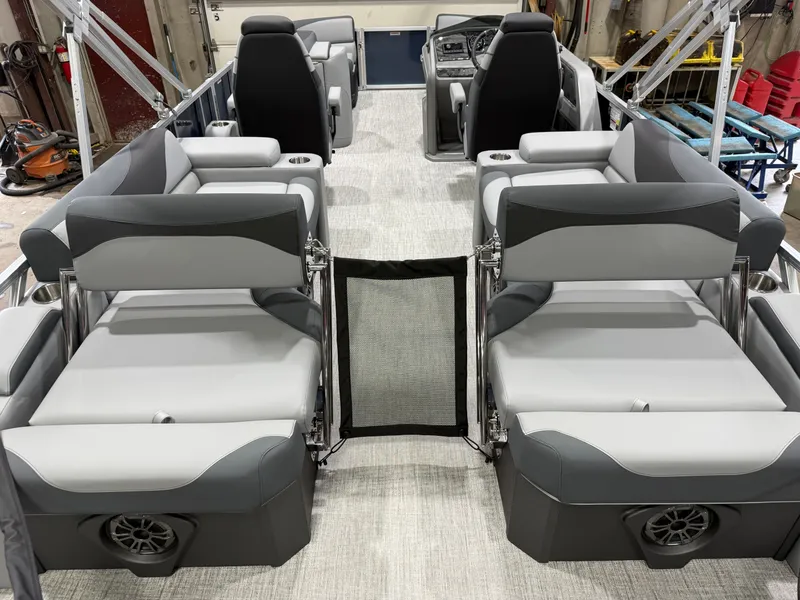 Slide: The Image of Tahoe LTZ 2385 Quad Lounge Shift SS & Honda 4-Stroke EFI 2026 - 7