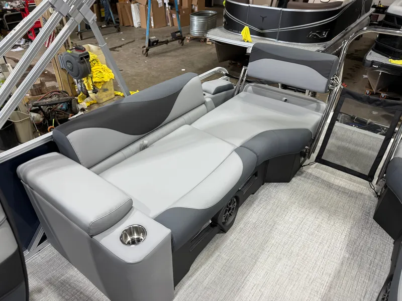 Slide: The Image of Tahoe LTZ 2385 Quad Lounge Shift SS & Honda 4-Stroke EFI 2026 - 19