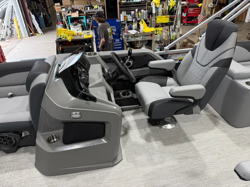 Slide: The Image of Tahoe LTZ 2385 Quad Lounge Shift SS & Honda 4-Stroke EFI 2026 - 12