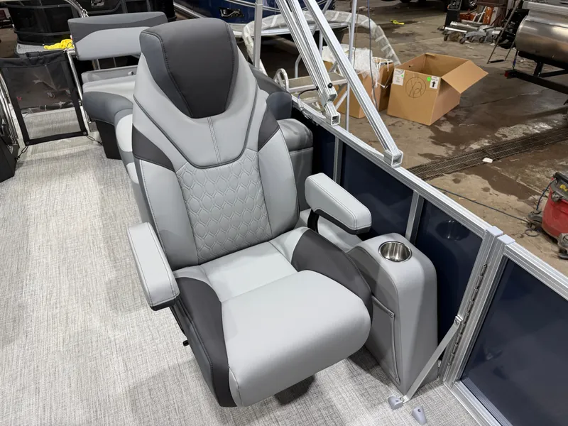 Slide: The Image of Tahoe LTZ 2385 Quad Lounge Shift SS & Honda 4-Stroke EFI 2026 - 11