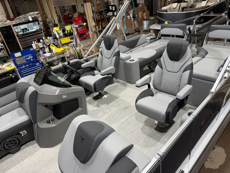 Slide: The Image of Tahoe LTZ 2385 Quad Lounge Shift SS & Honda 4-Stroke EFI 2026 - 3