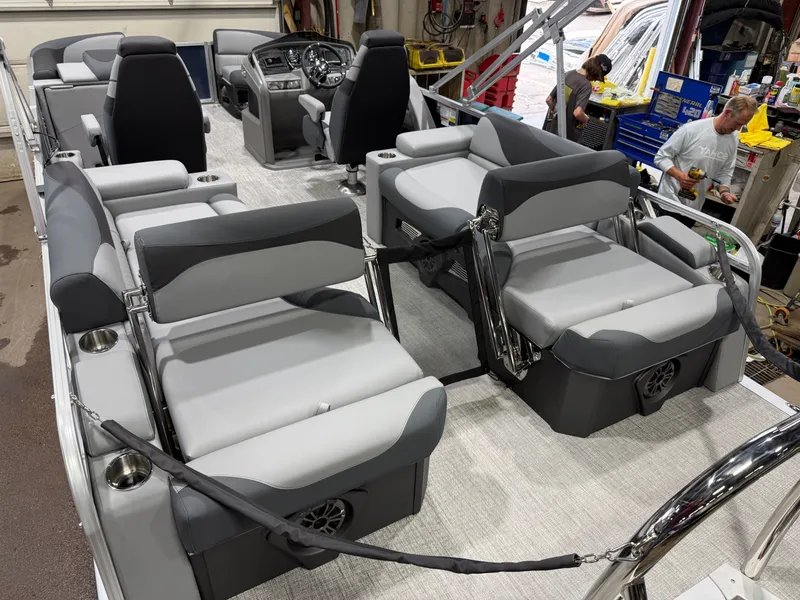 Slide: The Image of Tahoe LTZ 2385 Quad Lounge Shift SS & Honda 4-Stroke EFI 2026 - 21
