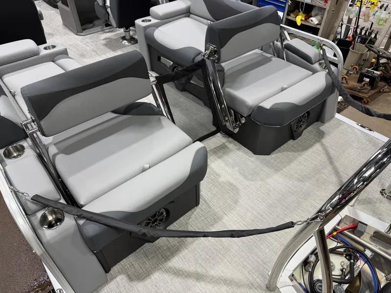 Slide: The Image of Tahoe LTZ 2385 Quad Lounge Shift SS & Honda 4-Stroke EFI 2026 - 6
