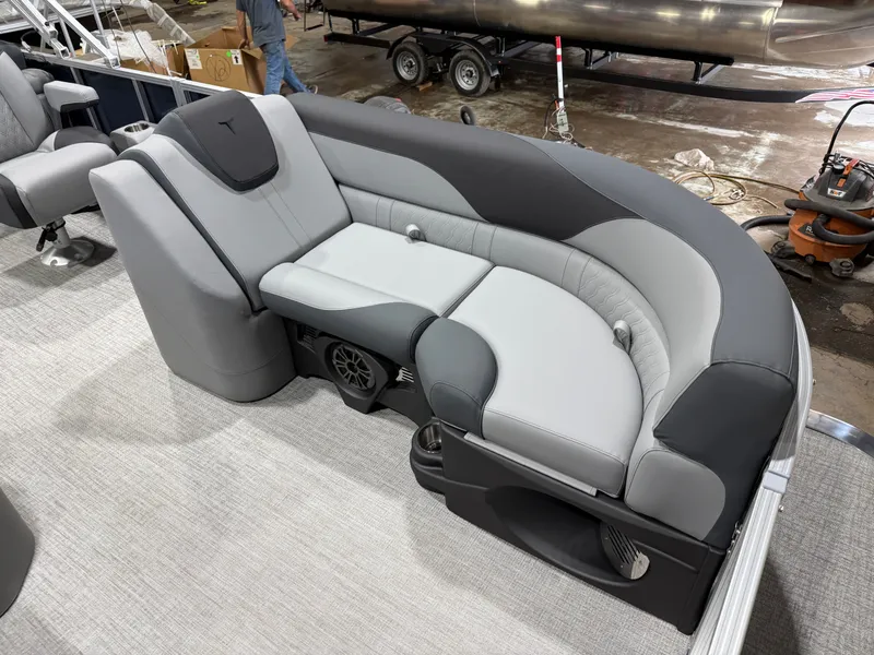 Slide: The Image of Tahoe LTZ 2385 Quad Lounge Shift SS & Honda 4-Stroke EFI 2026 - 10