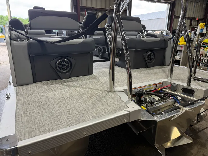 Slide: The Image of Tahoe LTZ 2385 Quad Lounge Shift SS & Honda 4-Stroke EFI 2026 - 36