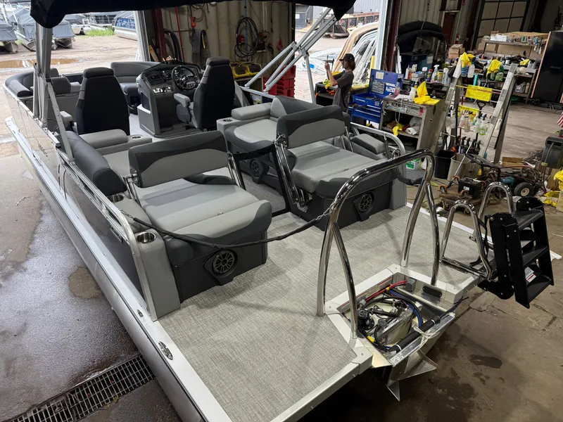 Slide: The Image of Tahoe LTZ 2385 Quad Lounge Shift SS & Honda 4-Stroke EFI 2026 - 41