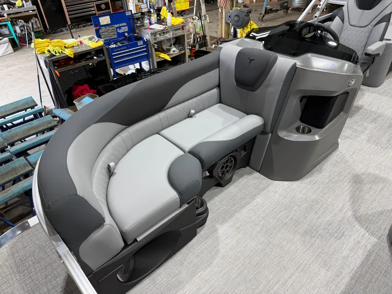 Slide: The Image of Tahoe LTZ 2385 Quad Lounge Shift SS & Honda 4-Stroke EFI 2026 - 9