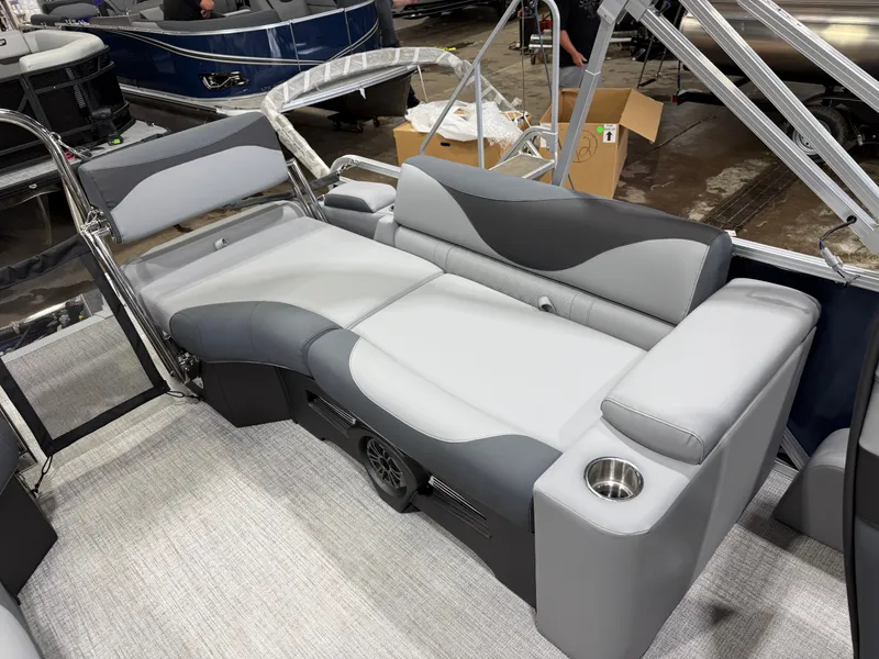 Slide: The Image of Tahoe LTZ 2385 Quad Lounge Shift SS & Honda 4-Stroke EFI 2026 - 20