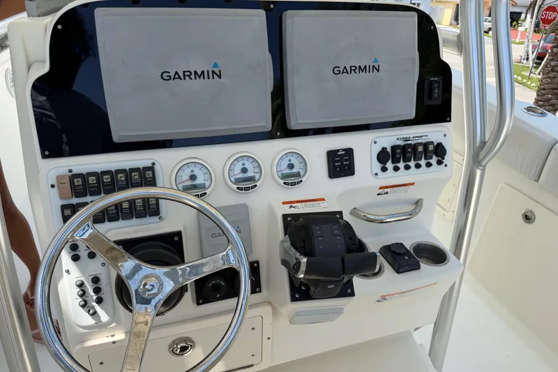 Slide: The Image of Console of 2008 Hydra-Sports Vector 2900 CC with Garmin navigation displays. - 18