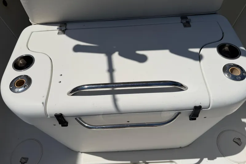 Slide: The Image of 2008 Hydra-Sports Vector 2900 CC boat cooler with cup holders and metal handle. - 27