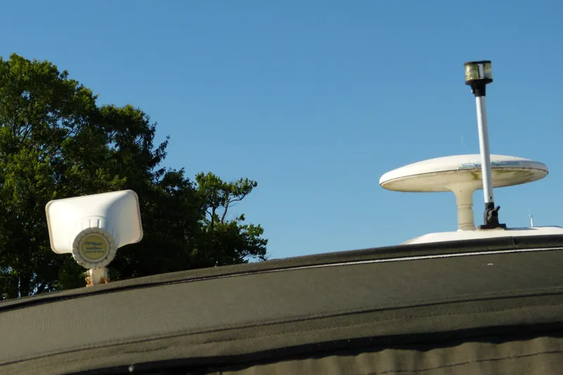 Slide: The Image of Radar and light equipment on a 1995 Sea Ray Sundancer 370 boat against a clear sky. - 29